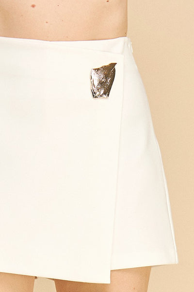 Skort Cruzado de Twill con Detalle Hoja Dorada