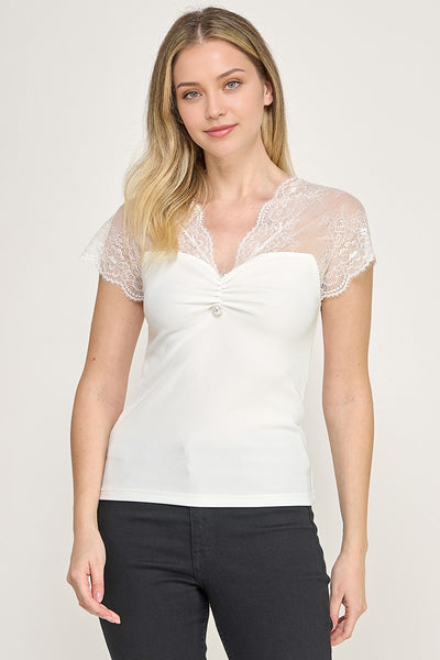 Top Cuello V con Encaje Floral y Perlas