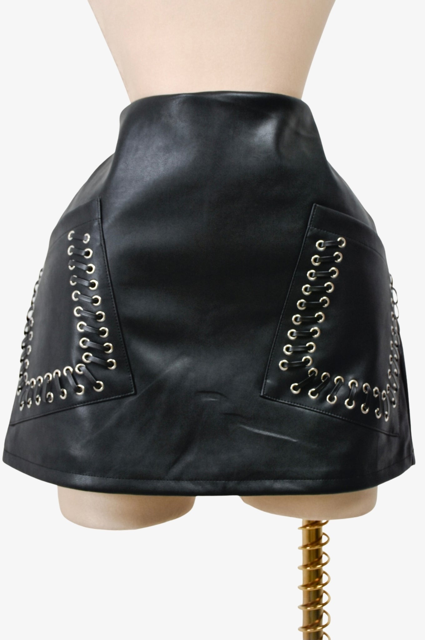 Skort de Piel con Bolsas Trenzadas